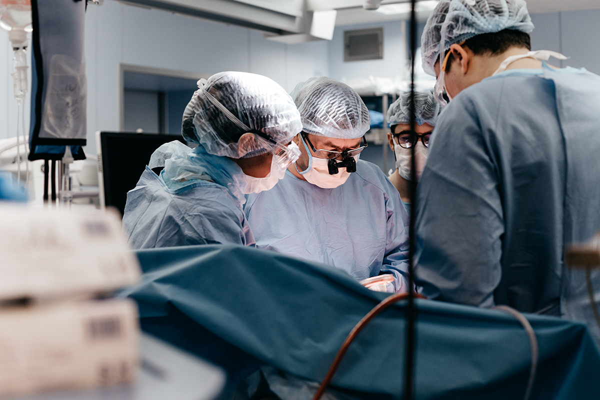 НМИЦ Мешалкина. Хирург А.А.Карпенко в операционной.jpg НМИЦ Мешалкина. Хирург А.А.Карпенко в операционной.jpg